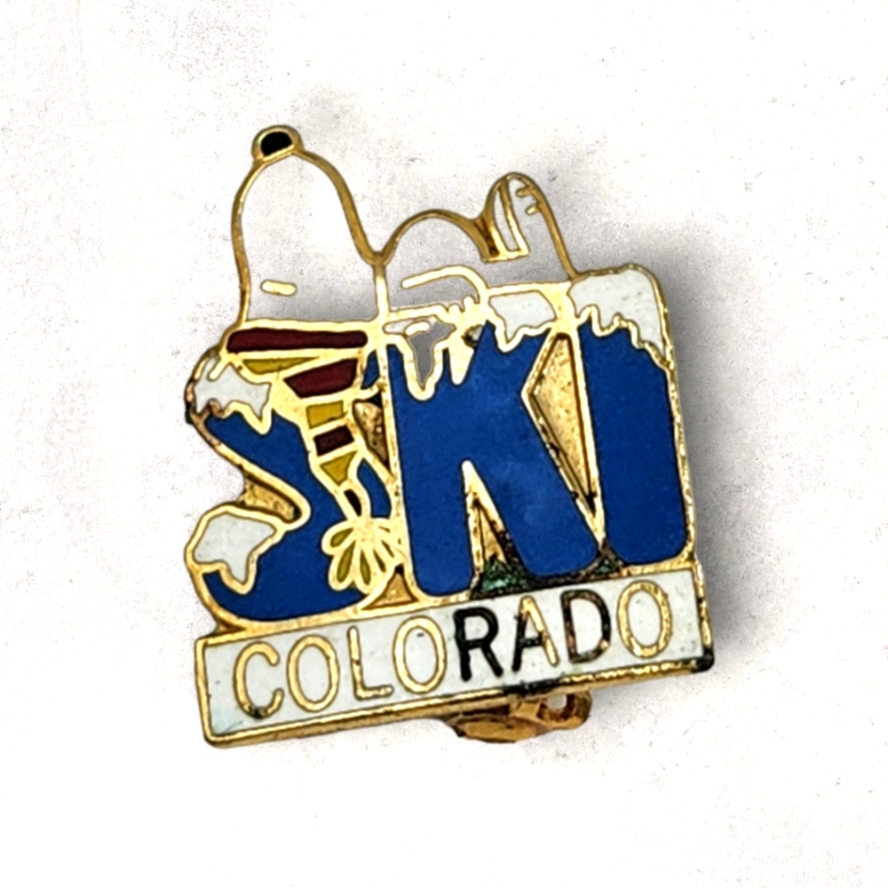 Vintage Snoopy Ski Pin Colorado Lapel CO Souvenir Peanuts Cartoon Enamel 1"